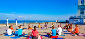 Yoga Côte d'Opale cours mer digue Wimereux relaxation bien-être