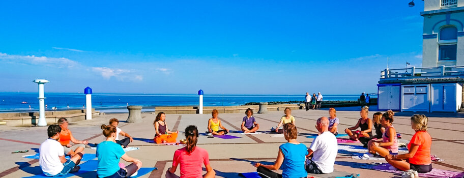 Yoga Côte d'Opale cours mer digue Wimereux relaxation bien-être